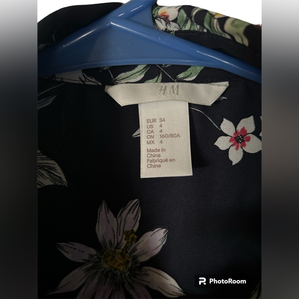 H&M Women’s Long-Sleeve Navy Blue Floral Button Down Blouse - Picture 4 of 8